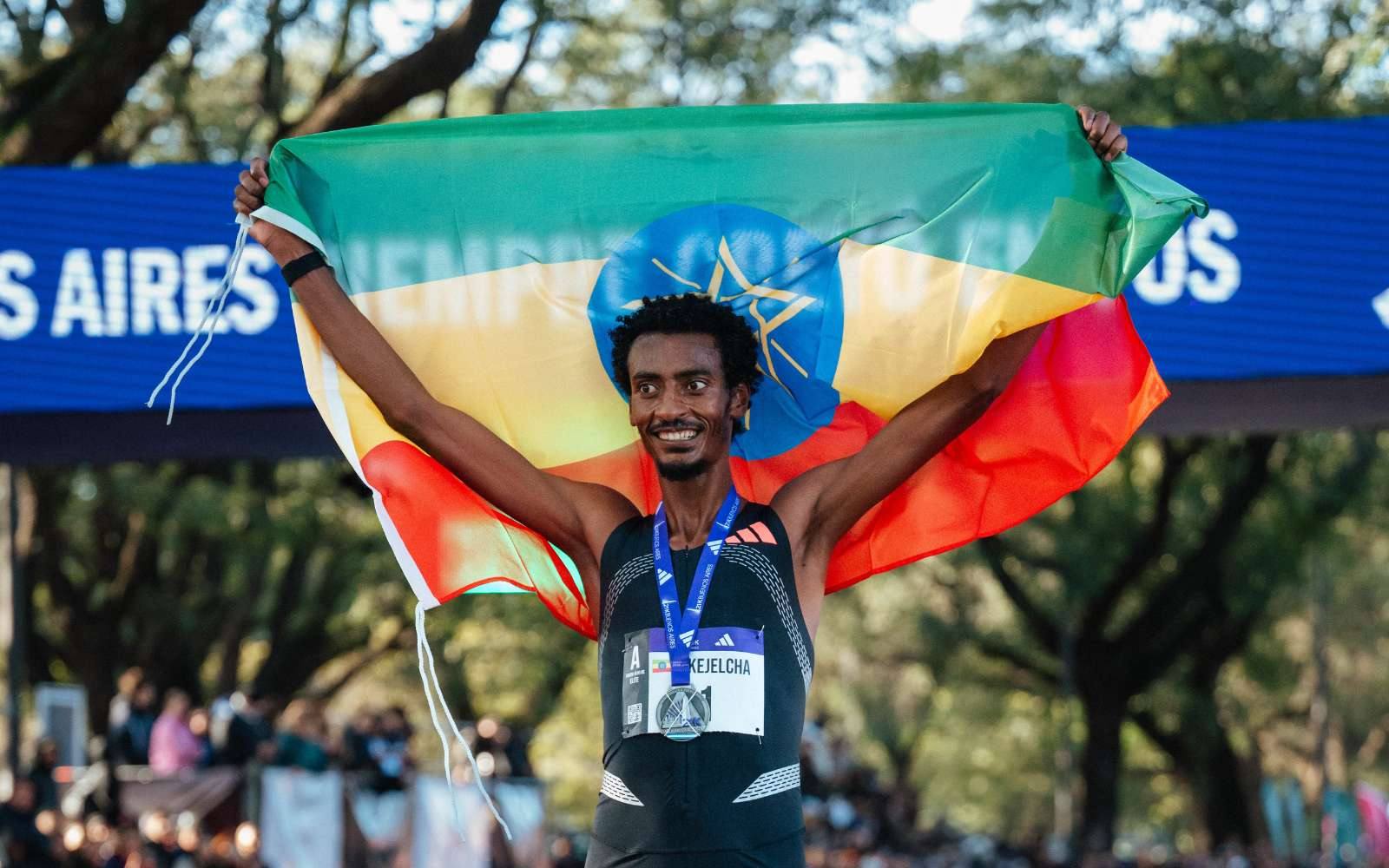 Yomif Kejelcha rompió el récord mundial en los 21K de Buenos Aires
